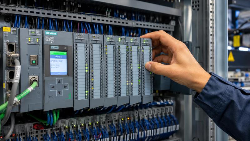 Geleceğin Fabrikaları: PLC Otomasyon Uzmanlığı ve Endüstri 4.0 Kariyer Rehberi